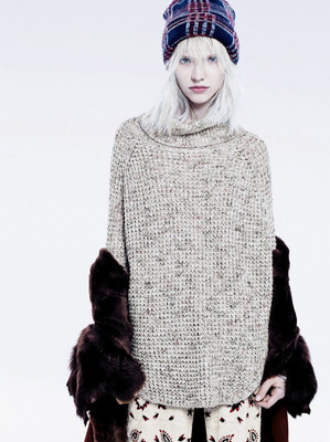 混紡高領針織服飾 Sasha Luss的白發(fā)炫酷演繹與Free People風尚